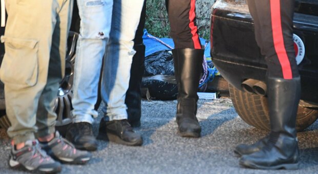 Valigia con resti umani ritrovata in strada a Napoli: «Potrebbero essere di una donna»