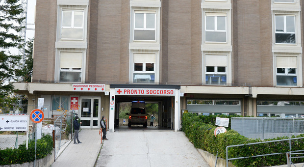 San Severino Marche, un blocco di cemento lo colpisce alle gambe: operaio trasportato all'ospedale