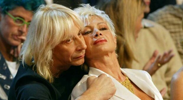 Carmen Russo, la famiglia: la madre cassiera di cinema, il padre poliziotto. Curiosità dell'ospite de "La Volta buona" Carmen Russo, la famiglia: la madre cassiera di cinema, il padre poliziotto. Curiosità dell'ospite de "La Volta buona"