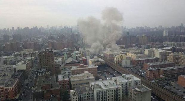 Panico a Manhattan: crollano due palazzi dopo un'esplosione. Quattro morti, 20 feriti e 12 dispersi