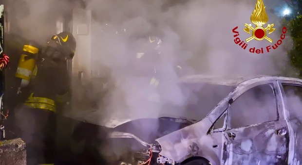 Montoro: auto a fuoco nella notte, le fiamme danneggiano un edificio