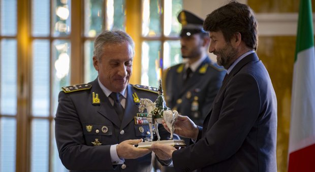L'omaggio del Comandante Generale della Guardia di Finanza, genarale Toschi, al ministro dei Beni culturali Franceschini