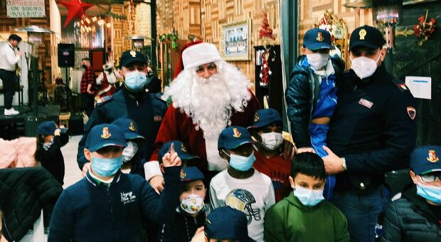 Napoli Est, Babbo Natale «scortato» dalla Polizia fa visita all’Associazione Figli in Famiglia