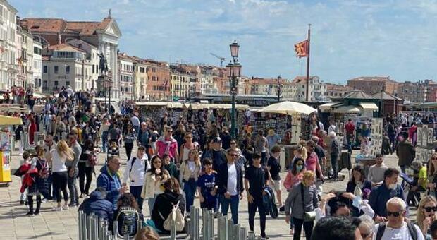 Piazza San Marco presa d'assalto dai turisti nel weekend di Pasqua