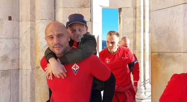 Firenze, Brando sogna di salire sulla cupola del Duomo: i rossi del calcio storico lo portano in spalle