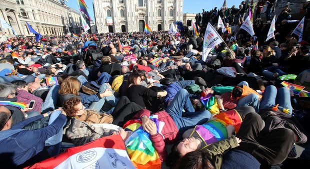 Piazza Duomo colorata di arcobaleno: in 10mila al flashmob per i diritti civili