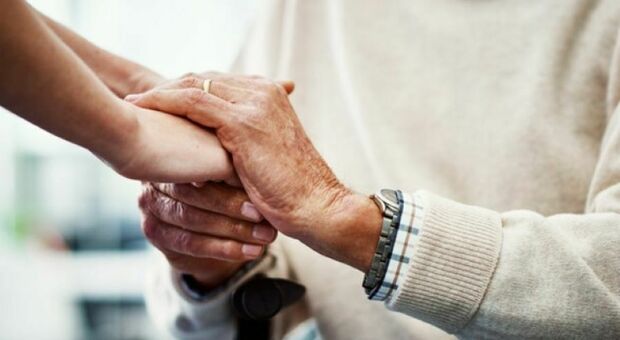 Anziana morta da 10 anni, la badante continua a prelevarne la pensione: «Ha intascato 150mila euro»