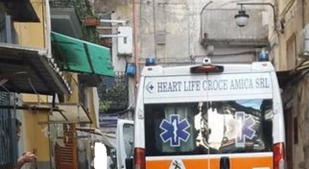 Ambulanza bloccata dalla sosta selvaggia