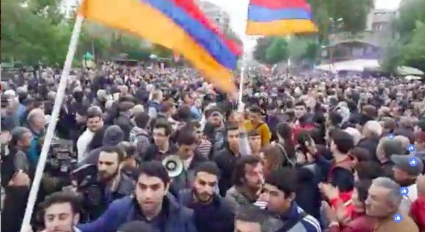 Proteste in Armenia per l'elezione a premier dell'ex presidente Sargsyan, l'opposizione annuncia la «rivoluzione di velluto»