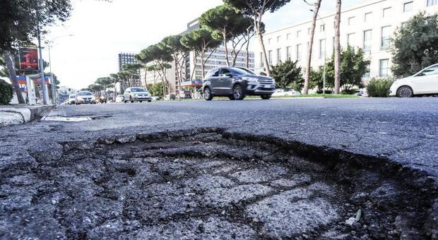 Roma, Buche, boom di incidenti: in un mese e mezzo 700 richieste di danni