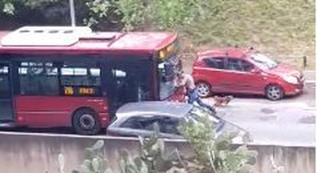 Roma, autista tenta di investire un uomo che blocca il bus. Il video choc. L'azienda: avviato accertamenti