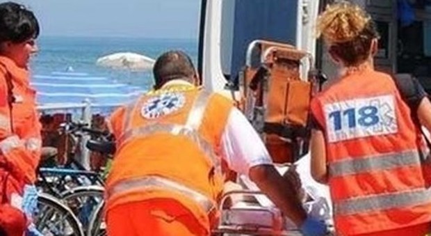 Si tuffa in mare con i due figli, muore turista francese. I ragazzini salvati dagli altri bagnanti