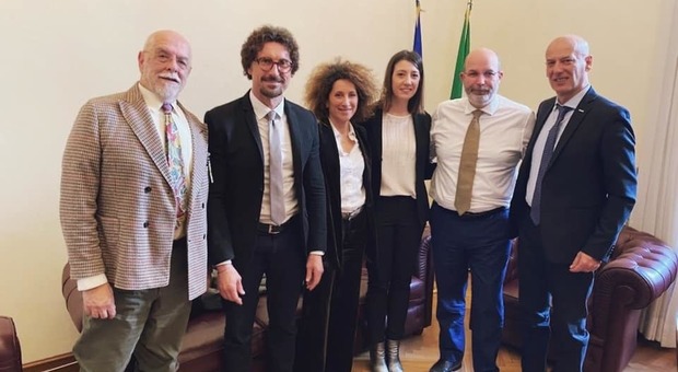 Il rappresentanti marchigiani del M5S con Vito Crimi e l'ex ministro Toninelli durante l'incontro a Roma