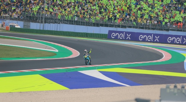 Valentino Rossi saluta il muro giallo