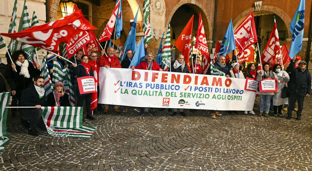Una manifestazione dei sindacati in difesa dell'Iras