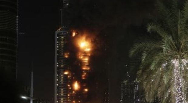 Dubai, incendio in un hotel in centro c'è una vittima. "È stato colto da infarto"