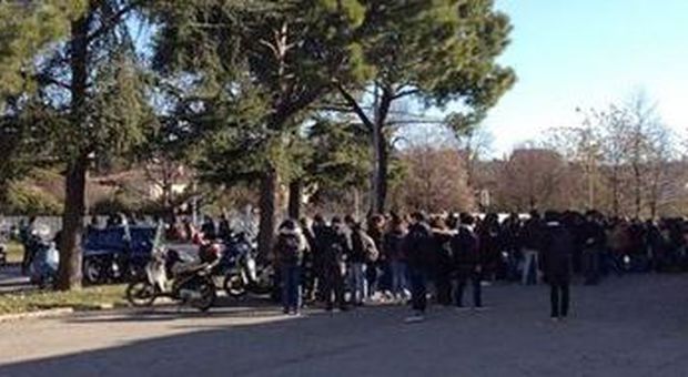 Gente in strada a Verona (Ansa, foto da Twitter)