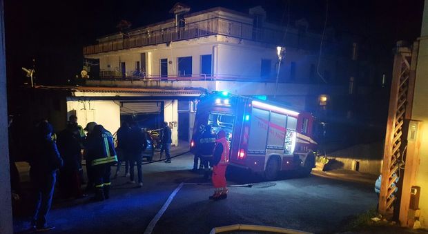 Gragnano, incendio in un deposito: indagano i carabinieri