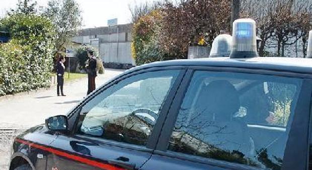 Ladri speronano l'auto dei carabinieri e scappano a piedi