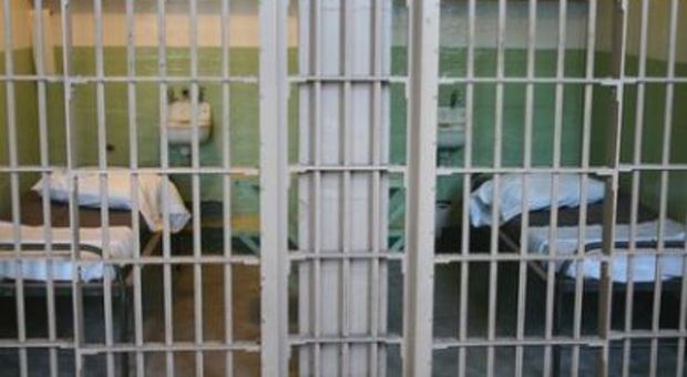 Detenuto spogliato e picchiato in isolamento: tre agenti a processo