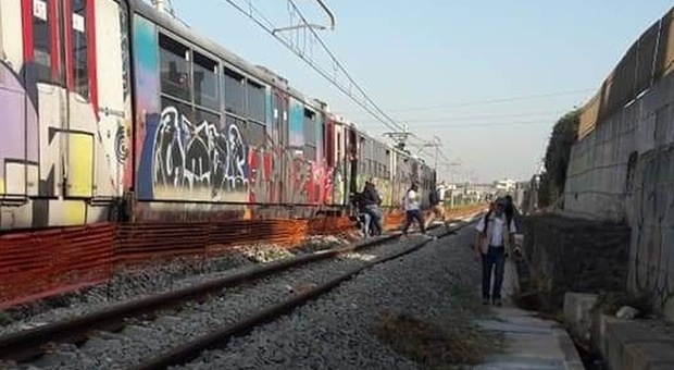 Circum, treno fermo per guasto: i turisti diretti a Sorrento costretti di nuovo a scendere e camminare sui binari
