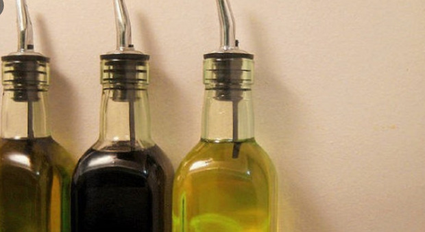 Roma, olio d'oliva mischiato con clorofilla e venduto ai ristoranti: i Nas sequestrano 3 attività