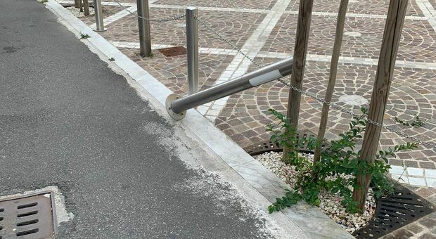 I danneggiamenti dell'ultimo atto vandalico a Rovigo in piazza D'Annunzio