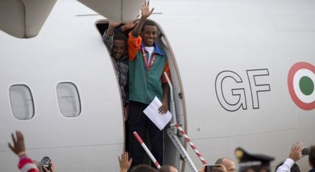 Migranti, partito da Roma il primo aereo per la Svezia con 19 eritrei
