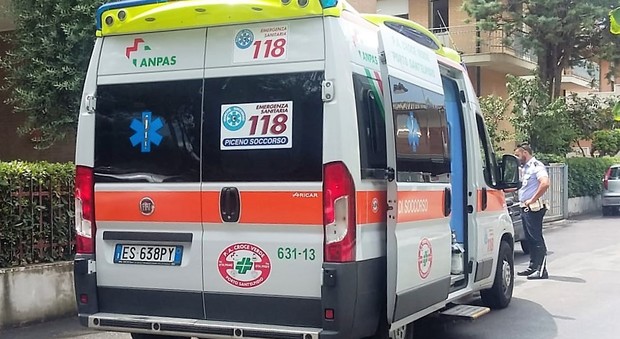 Porto Sant'Elpidio, malore e schianto tra due ciclisti: uno finisce all'ospedale