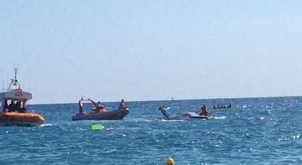 Ammaraggio d'emergenza nel Mar Ligure: salvi il pilota e un passeggero - Guarda