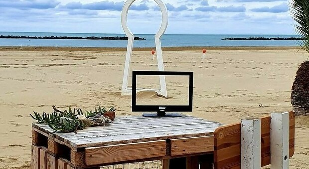 Senigallia, in spiaggia scrivania, penna e fogli: «Confidalo al mare»