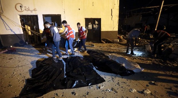 immagine Libia, attacco aereo a centro migranti: almeno 40 morti e 80 feriti