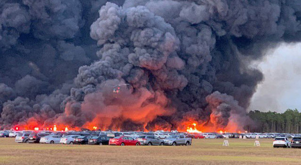 Terrore in aeroporto, rogo impressionante: bruciate 3500 auto VIDEO
