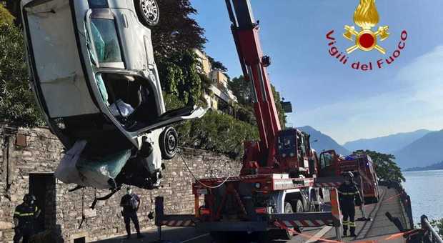 Auto nel lago di Como: morta ragazza di 24 anni, salvo il ragazzo al volante
