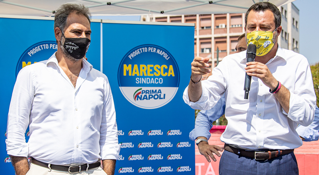 Comunali a Napoli, Salvini sul palco per Maresca attacca de Magistris e De Luca: «E la camorra è merda»