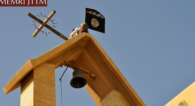 Isis, bandiera nera sui campanili in Iraq: le foto choc sul web