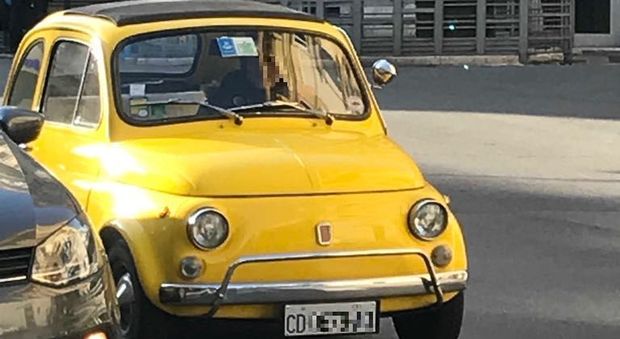 Roma, l'auto del corpo diplomatico? Una 500 d'epoca giallo mimosa