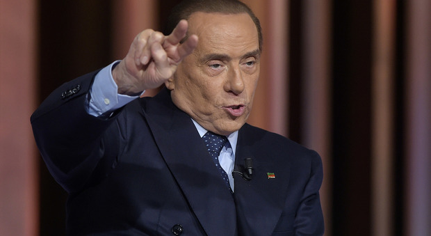 Berlusconi show alla Confcommercio, scontro con Renzi sulla flat tax