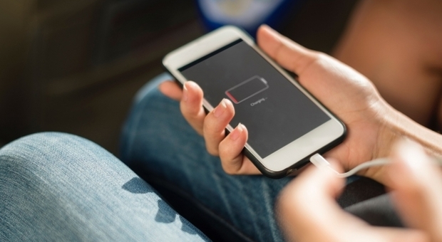 Come caricare la batteria dello smartphone e farla durare: ecco i tre errori da evitare