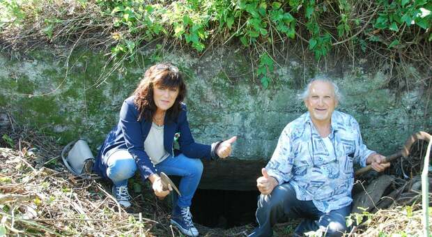 Antonella Terenzi, presidente Ancr e il fotografo Bruno Olivi davanti all'ingresso del bunker