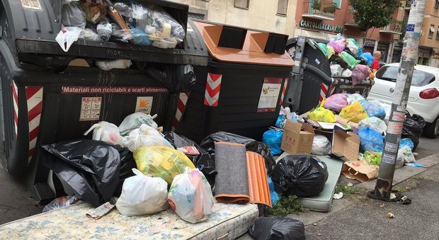 Roma, l'assessore ai Rifiuti: «I terroristi potrebbero nascondere delle bombe tra la spazzatura lasciata sui marciapiedi»