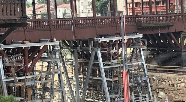 Legno o acciaio? Il restauro del ponte (distrutto e rinato) spacca Bassano