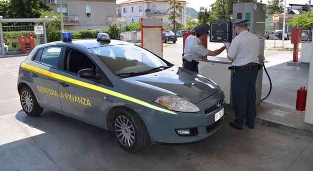 Napoli, la grande truffa della benzina low cost: 49 indagati, evasione da 766 mila euro