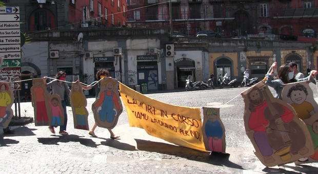 Napoli, rete genitori blocca il traffico: «Meno auto e più aree pedonali»
