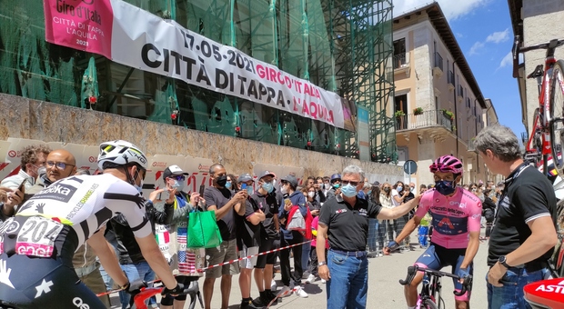 L'Aquila, il Giro d'Italia accende il centro storico