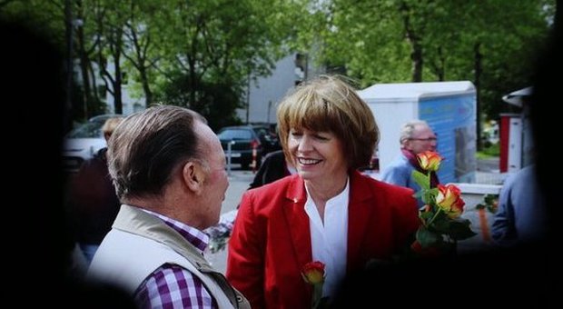 Colonia, eletta sindaco la candidata accoltellata per il suo impegno a favore degli immigrati