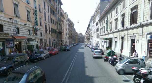 Roma, paura in via Cavour: ragazzo di 29 anni in bilico sul cornicione, salvato in extremis