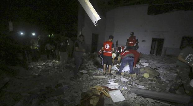 Libia, bombardamento su un centro di detenzione per migranti: almeno 40 morti