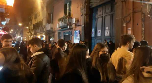 Ordinanza movida a Napoli, la protesta di Confcommercio: «Inutile punizione»