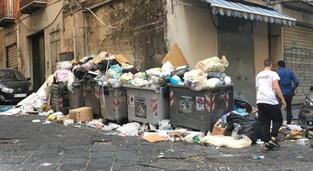 Napoli, quasi un mese per ritirare i rifiuti. L'ira dei cittadini: «Il Comune ci ignora»